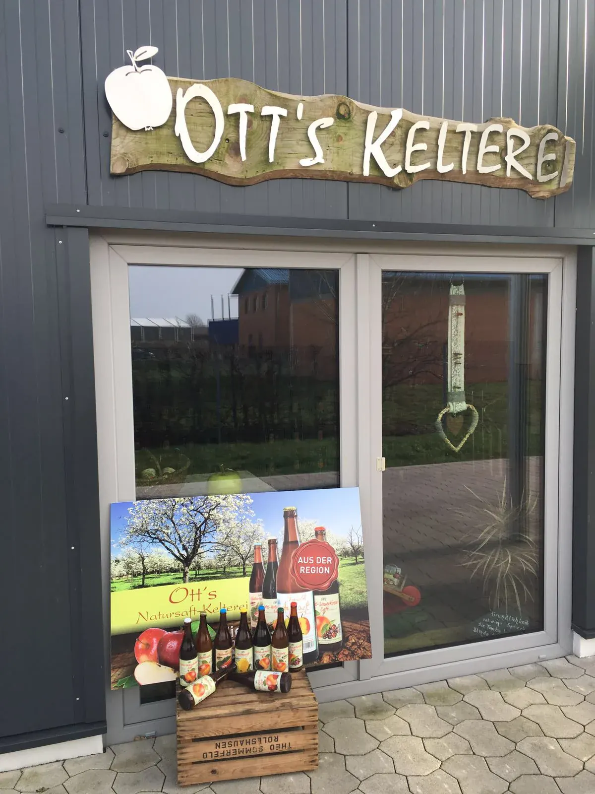 Eingang zu Ott's Kelterei mit regionalen Säften