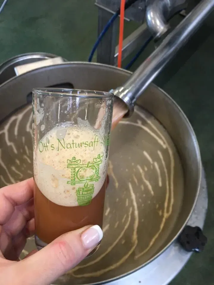 Frischer Ott's Natursaft direkt am Auslauf
